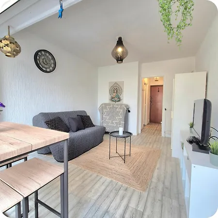 Joli Dans De 1er Ligne A 2 Min A Pied Des Plages Et Commerces Apartment *